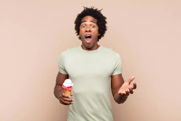 Genç Siyah Afro Adam Ağzı Açık Şaşkın Şok Olmuş Hayretler — Stok fotoğraf