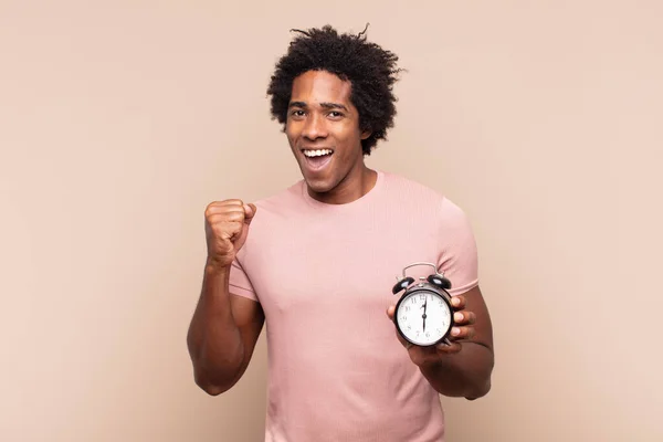 Jovem Negro Afro Homem Sentindo Chocado Animado Feliz Rindo Celebrando — Fotografia de Stock