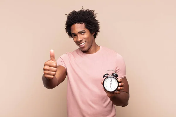 Jovem Negro Afro Homem Sentindo Orgulhoso Despreocupado Confiante Feliz Sorrindo — Fotografia de Stock