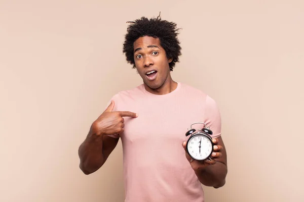 Jovem Negro Afro Homem Sentindo Feliz Surpreso Orgulhoso Apontando Para — Fotografia de Stock