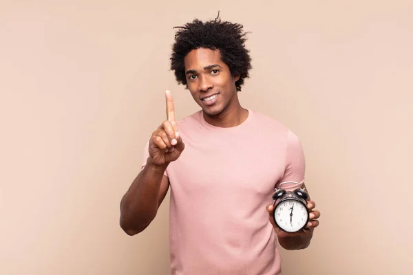 Joven Negro Afro Hombre Sonriendo Orgullosamente Con Confianza Haciendo Número —  Fotos de Stock