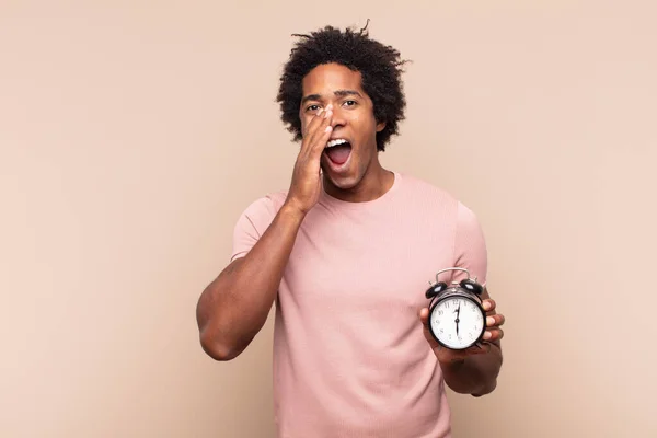 Jovem Negro Afro Homem Sentindo Feliz Animado Positivo Dando Grande — Fotografia de Stock