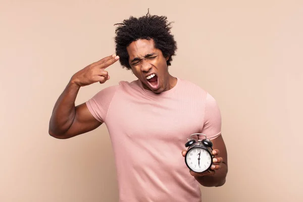 Joven Negro Afro Hombre Buscando Infeliz Estresado Gesto Suicida Haciendo —  Fotos de Stock