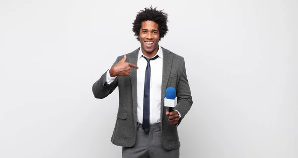 Jovem Negro Afro Homem Sentindo Feliz Surpreso Orgulhoso Apontando Para — Fotografia de Stock