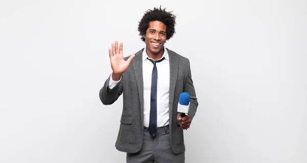 Joven Negro Afro Hombre Sonriendo Feliz Alegremente Saludando Con Mano —  Fotos de Stock