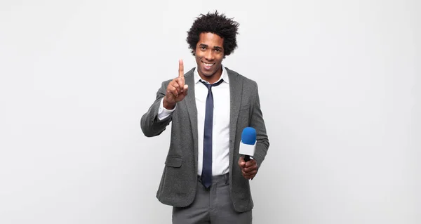 Joven Negro Afro Hombre Sonriendo Orgullosamente Con Confianza Haciendo Número —  Fotos de Stock