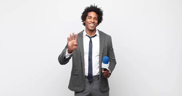 Jovem Negro Afro Homem Sorrindo Olhando Amigável Mostrando Número Quatro — Fotografia de Stock