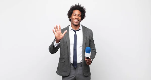 Junger Schwarzer Afro Mann Lächelt Und Schaut Freundlich Zeigt Nummer — Stockfoto