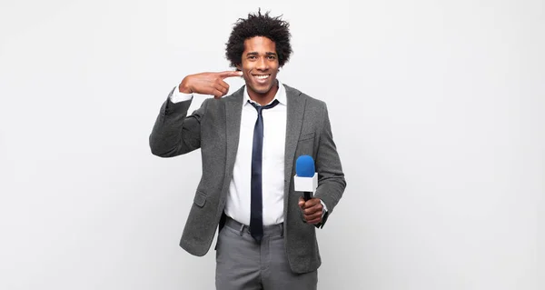 Jonge Zwarte Afro Man Glimlachend Vol Vertrouwen Wijzend Naar Eigen — Stockfoto