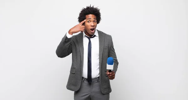 Joven Negro Afro Hombre Buscando Sorprendido Con Boca Abierta Sorprendido — Foto de Stock