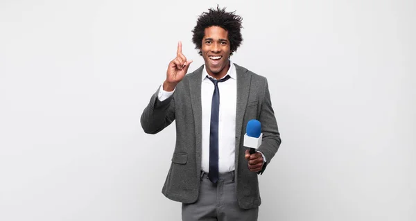 Jovem Negro Afro Homem Sentindo Como Gênio Feliz Animado Depois — Fotografia de Stock