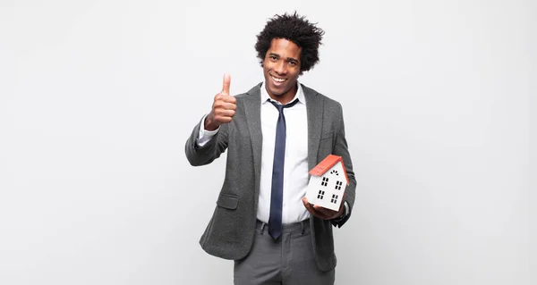 Joven Negro Afro Hombre Sintiéndose Orgulloso Despreocupado Seguro Feliz Sonriendo —  Fotos de Stock