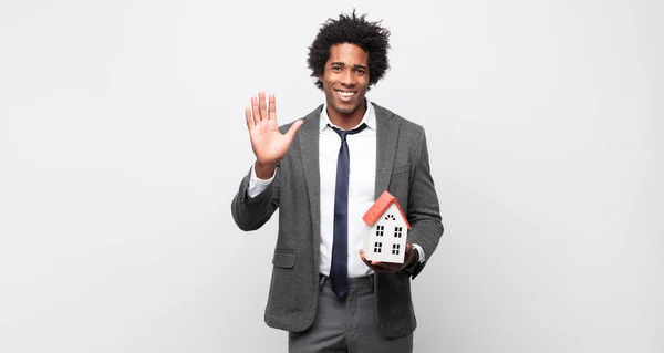 Joven Negro Afro Hombre Sonriendo Feliz Alegremente Saludando Con Mano —  Fotos de Stock