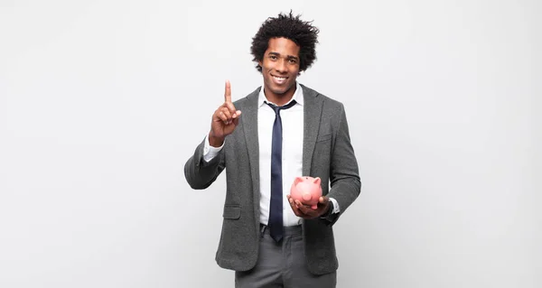 Jovem Negro Afro Homem Sorrindo Olhando Amigável Mostrando Número Primeiro — Fotografia de Stock