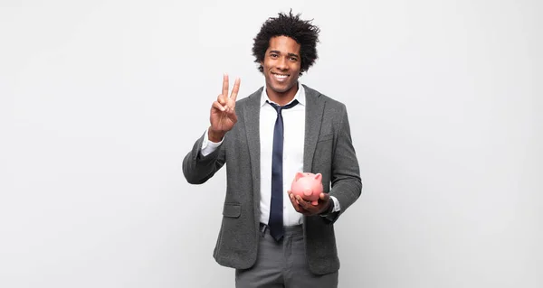 Jovem Negro Afro Homem Sorrindo Olhando Amigável Mostrando Número Dois — Fotografia de Stock