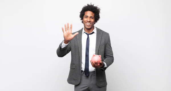 Jovem Negro Afro Homem Sorrindo Olhando Amigável Mostrando Número Cinco — Fotografia de Stock