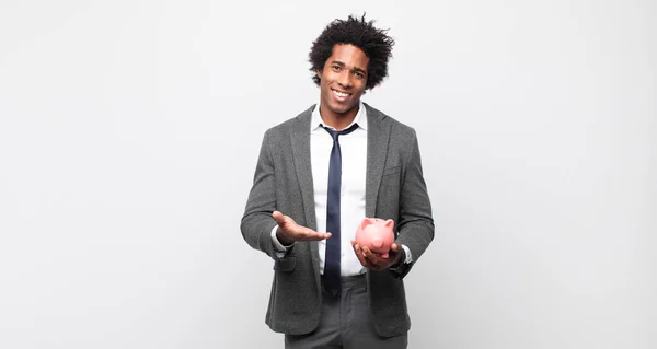 Jovem Negro Afro Homem Sorrindo Alegremente Sentindo Feliz Mostrando Conceito — Fotografia de Stock