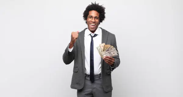 Jovem Negro Afro Homem Sentindo Chocado Animado Feliz Rindo Celebrando — Fotografia de Stock