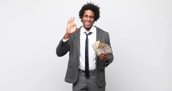 Joven Negro Afro Hombre Sintiéndose Feliz Relajado Satisfecho Mostrando Aprobación —  Fotos de Stock