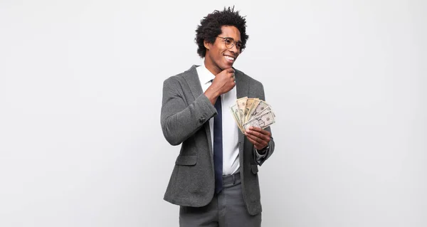 Jovem Negro Afro Homem Sorrindo Com Uma Expressão Feliz Confiante — Fotografia de Stock