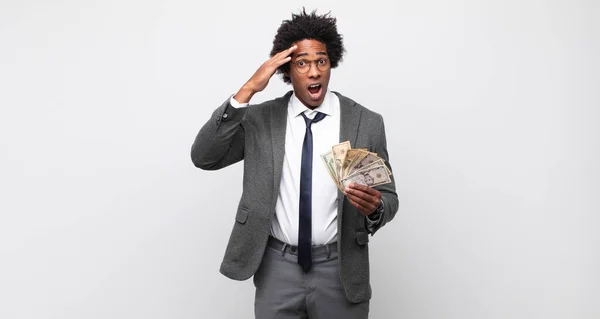 Jovem Negro Afro Homem Olhando Feliz Surpreso Surpreso Sorrindo Percebendo — Fotografia de Stock