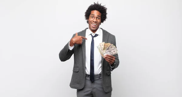 Ung Svart Afro Man Känner Sig Glad Förvånad Och Stolt — Stockfoto