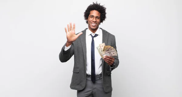 Jovem Negro Afro Homem Sorrindo Olhando Amigável Mostrando Número Cinco — Fotografia de Stock