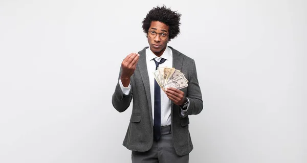 Jonge Zwarte Afro Man Maken Capice Geld Gebaar Vertellen Schulden — Stockfoto