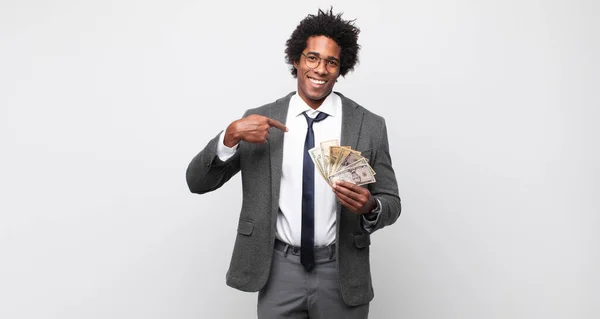 Jovem Negro Afro Homem Sorrindo Confiantemente Apontando Para Próprio Sorriso — Fotografia de Stock