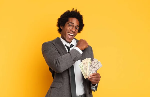 Fiatal Fekete Afro Férfi Érzés Boldog Pozitív Sikeres Motivált Amikor — Stock Fotó