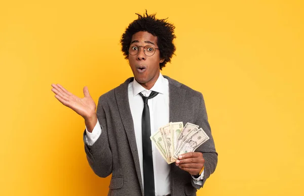 Joven Negro Afro Hombre Buscando Sorprendido Sorprendido Con Mandíbula Caída —  Fotos de Stock