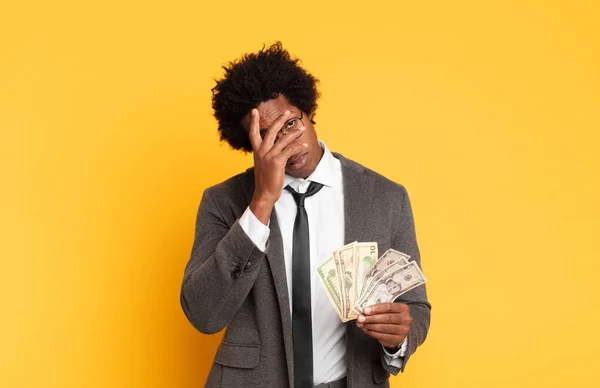 Joven Negro Afro Hombre Sintiéndose Aburrido Frustrado Soñoliento Después Una —  Fotos de Stock