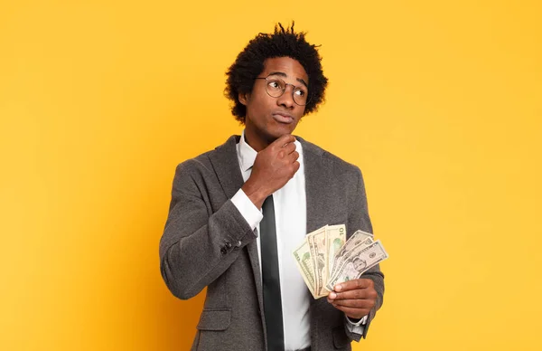 Jonge Zwarte Afro Man Denken Gevoel Twijfelachtig Verward Met Verschillende — Stockfoto