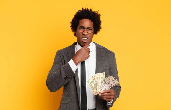 Joven Negro Afro Hombre Con Boca Los Ojos Bien Abiertos —  Fotos de Stock