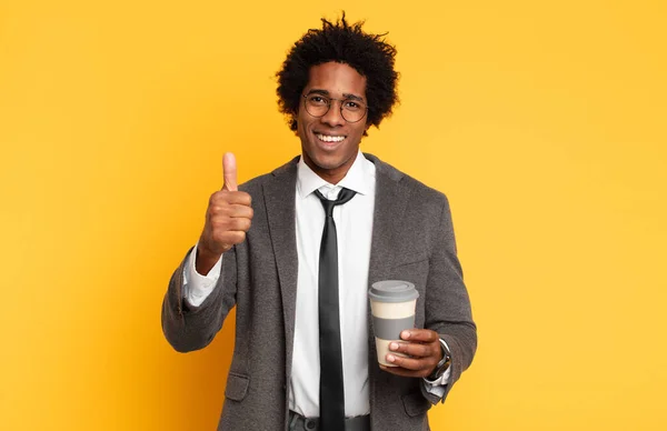 Joven Negro Afro Hombre Sintiéndose Orgulloso Despreocupado Seguro Feliz Sonriendo — Foto de Stock