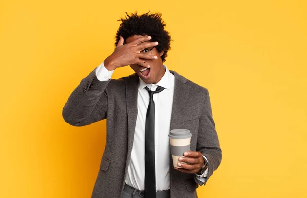 Giovane Afro Nero Che Sembra Scioccato Spaventato Terrorizzato Coprendo Viso — Foto Stock