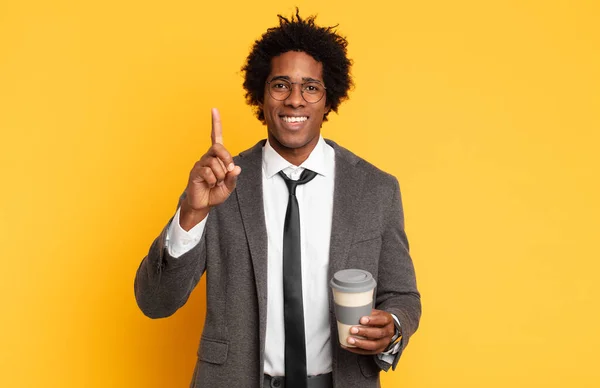 Joven Negro Afro Hombre Sonriendo Orgullosamente Con Confianza Haciendo Número — Foto de Stock