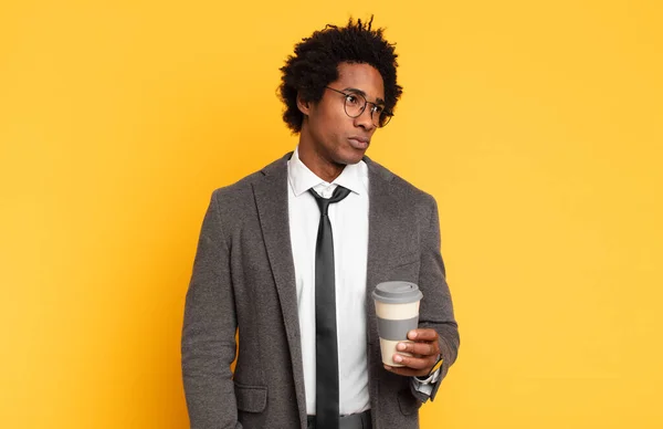 Joven Negro Afro Hombre Sintiéndose Triste Molesto Enojado Mirando Hacia — Foto de Stock