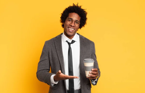 Joven Negro Afro Hombre Sonriendo Alegremente Sintiéndose Feliz Mostrando Concepto — Foto de Stock