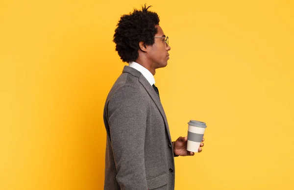 Joven Negro Afro Hombre Vista Perfil Mirando Copiar Espacio Por — Foto de Stock