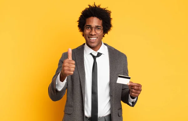 Joven Negro Afro Hombre Sintiéndose Orgulloso Despreocupado Seguro Feliz Sonriendo — Foto de Stock