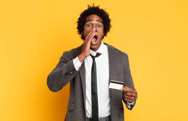 Jong Zwart Afro Man Gevoel Gelukkig Opgewonden Positief Het Geven — Stockfoto