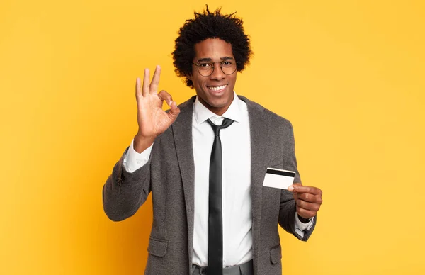 Jonge Zwarte Afro Man Zich Gelukkig Ontspannen Tevreden Voelen Tonen — Stockfoto