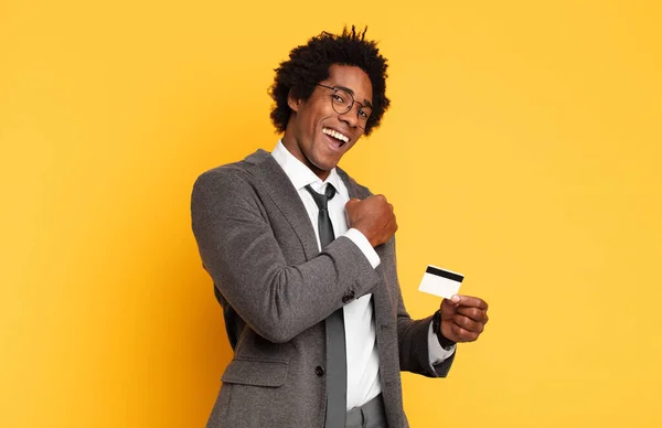 Joven Negro Afro Hombre Sintiéndose Feliz Positivo Exitoso Motivado Cuando — Foto de Stock