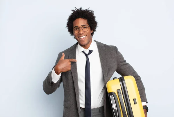 Jovem Negro Afro Homem Sentindo Feliz Surpreso Orgulhoso Apontando Para — Fotografia de Stock