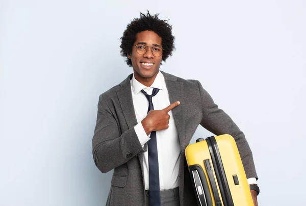 Jovem Negro Afro Homem Sorrindo Alegremente Sentindo Feliz Apontando Para — Fotografia de Stock