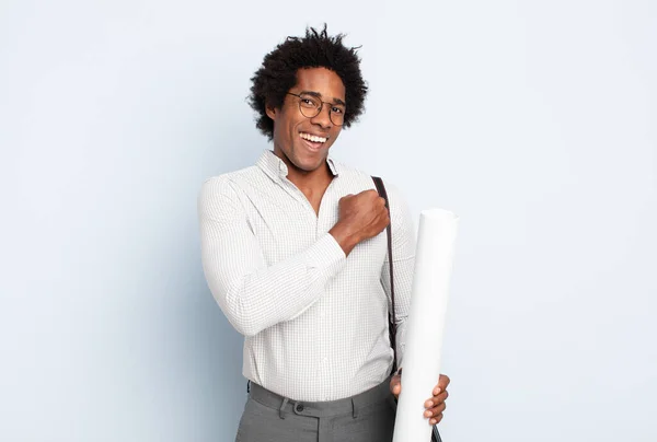Junger Schwarzer Afro Mann Fühlt Sich Glücklich Positiv Und Erfolgreich — Stockfoto
