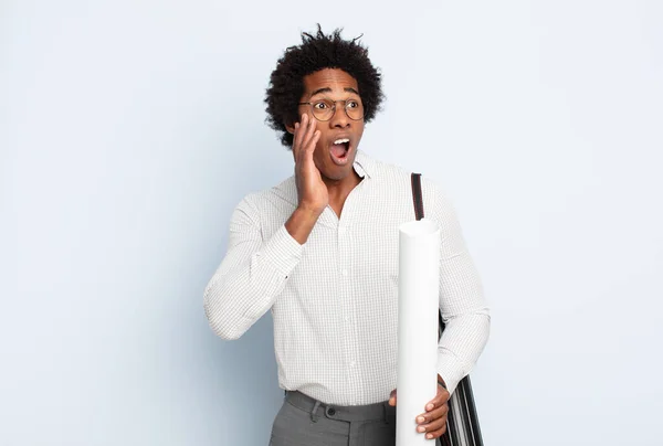 Jonge Zwarte Afro Man Zich Gelukkig Opgewonden Verrast Voelen Kijken — Stockfoto