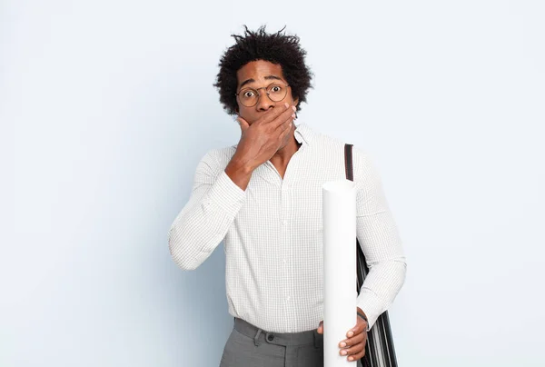 Ung Svart Afro Man Täcker Munnen Med Händerna Med Chockad — Stockfoto