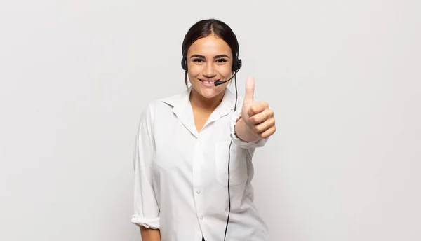 Молодая Латиноамериканка Чувствует Себя Гордой Беззаботной Уверенной Счастливой Позитивно Улыбаясь — стоковое фото
